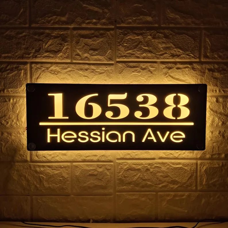 Illuminated house number plaque with solar lights