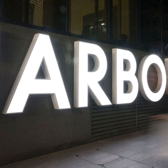 Front lit letters with waterproof gaskets for outdoor use